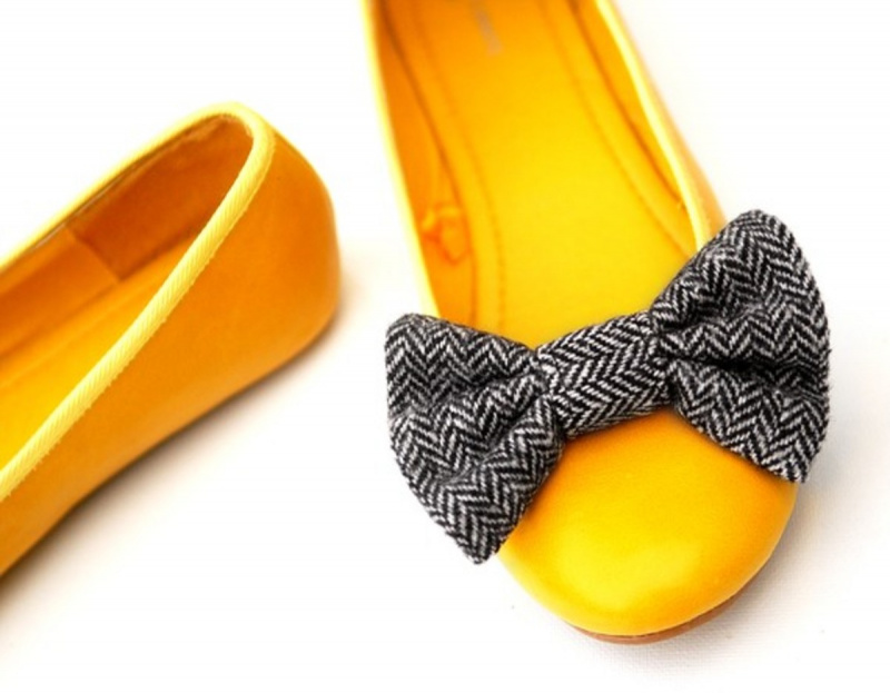  Clips de nœud de chaussures en tweed de laine à chevrons noirs et gris avec motif luxueux de chevrons en zigzag : de nombreux articles à chevrons présentent principalement le motif, mais il peut également bien fonctionner comme détail d'accent.