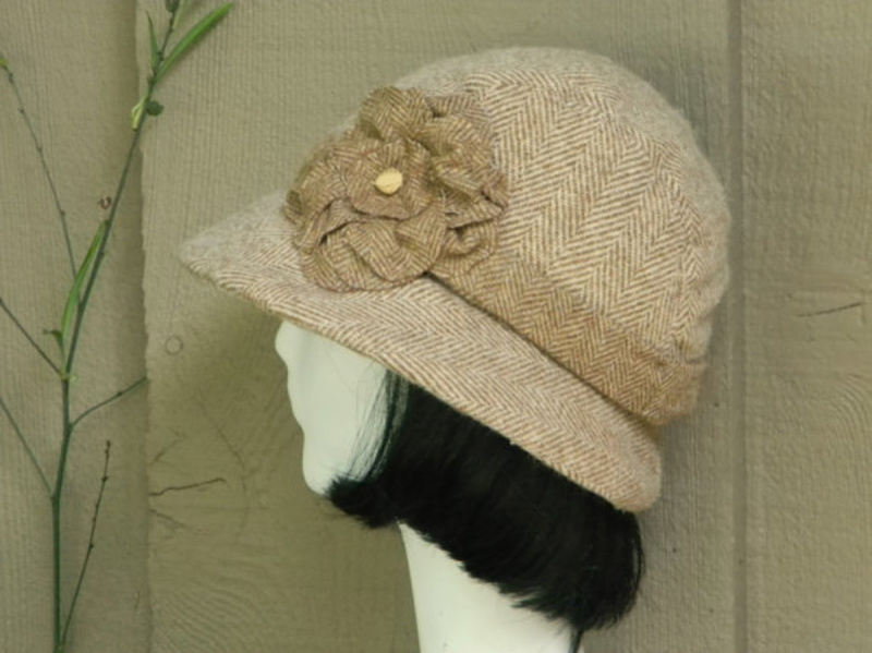   Chapeau Cloche -Vintage Beige Laine Chevrons- avec Fleur