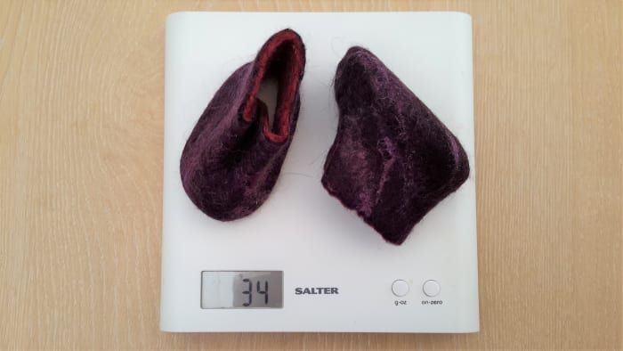 Kleine laarzen voor een pop: 34 gram wollen zwerving