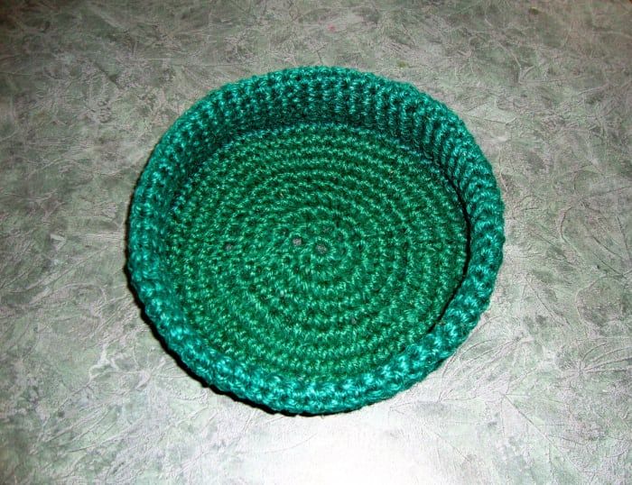 cómo-crochet-una-canasta-redonda-de-cordel-jardinería