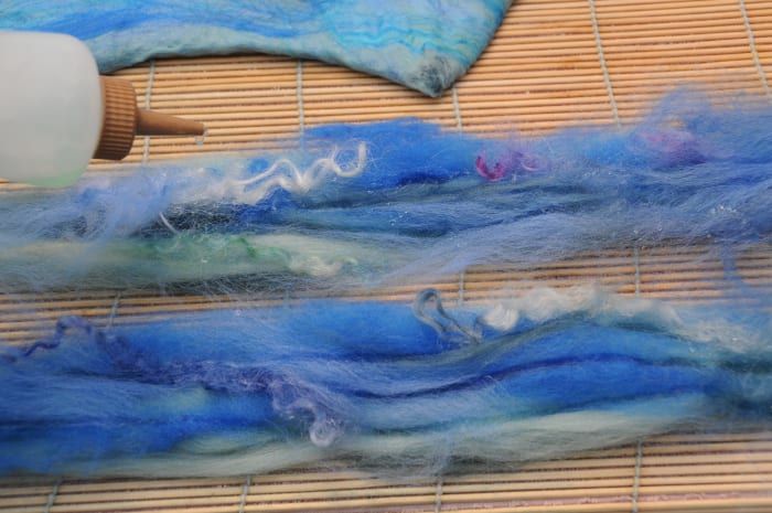 De gespleten roving met een kleine versiering - 2 stropdassen maken en nat gemaakt worden met zeepachtig water.