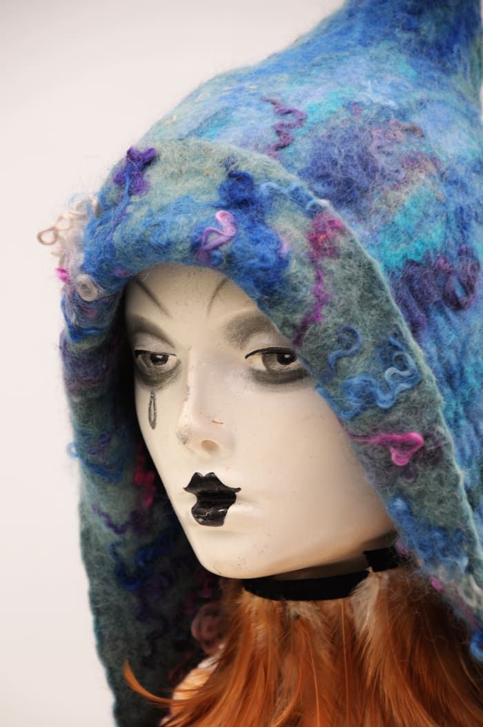Een nat-vilten pixie-hoed met geverfde Teesdale-krullen toegevoegd aan het oppervlak voor textuur.