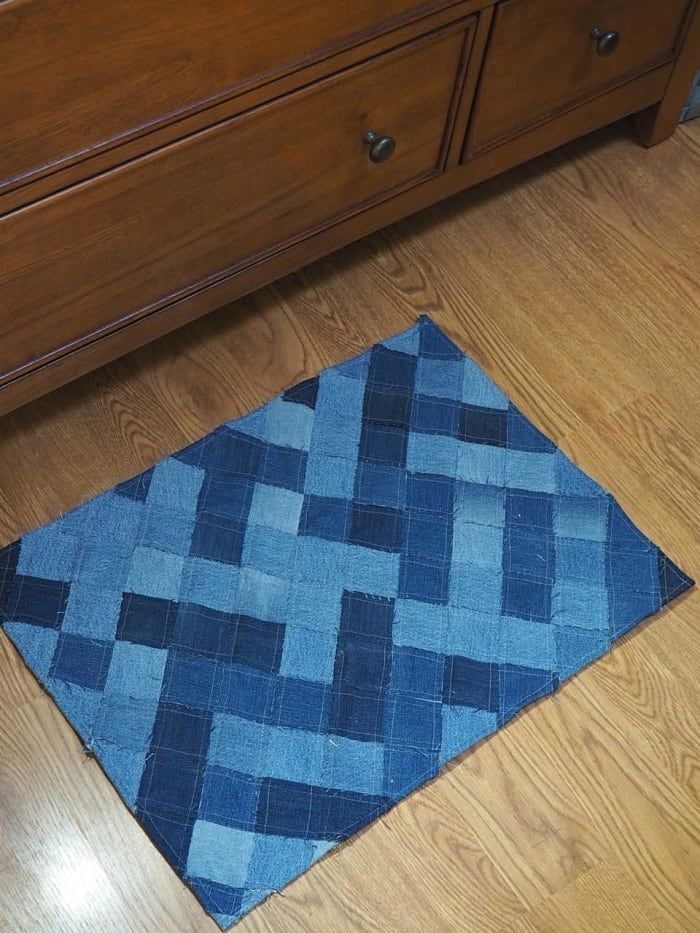 Tutorial para esta alfombra de tiro única hecha de jeans reciclados.