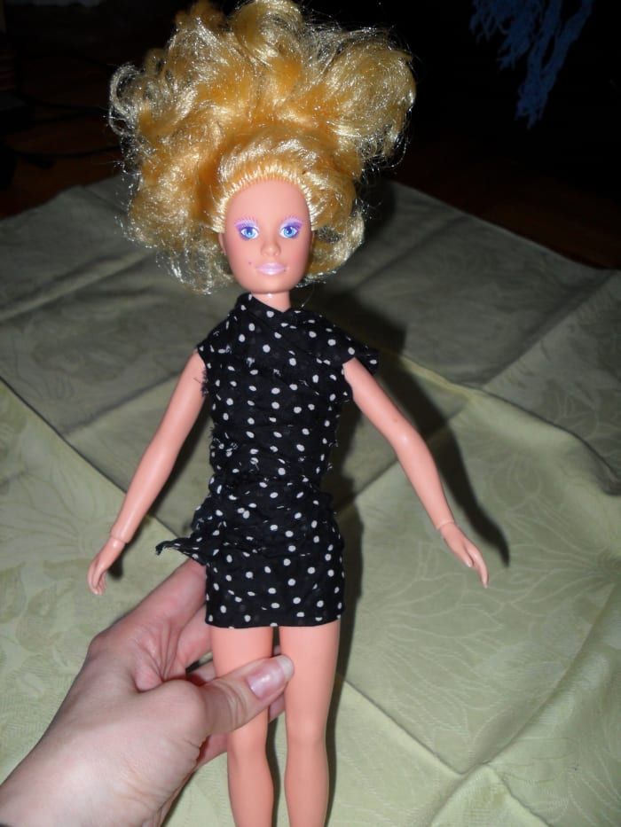 Лента и дантела могат да се използват за обличане на вашата кукла.