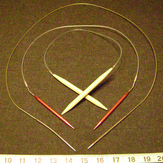 Agujas de tejer circulares en 3 tamaños diferentes y 3 longitudes diferentes.