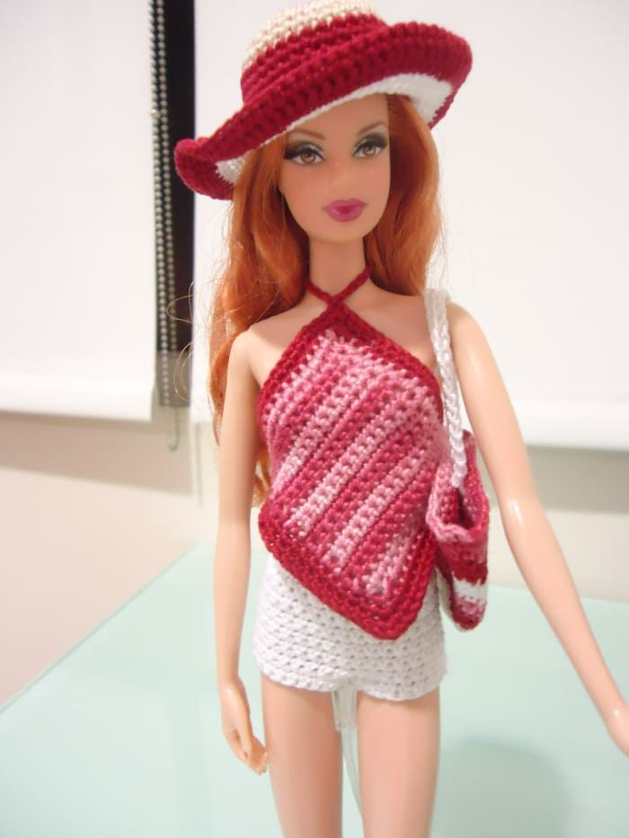 Für meine Barbie habe ich es mit diesem rückenfreien Stück zusammen mit einer Tasche und einem Hut für den Strand kombiniert.
