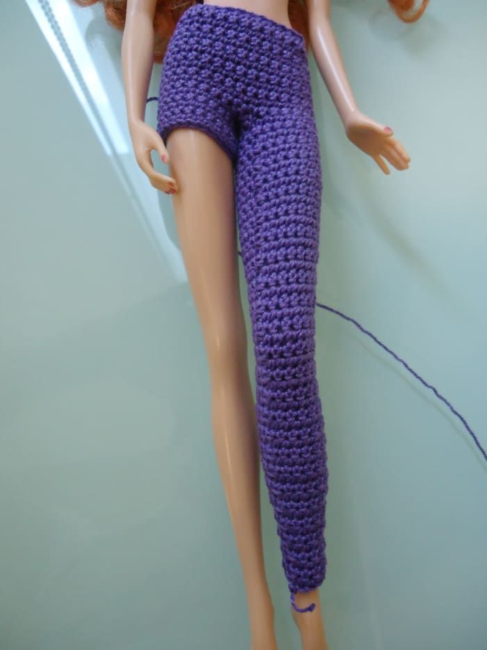 Esta foto muestra los leggings con solo una pierna hecha y la otra pierna con algunas Rnds comenzadas.