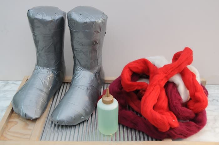 Un par de cintas adhesivas, lana mecha y agua caliente con jabón.