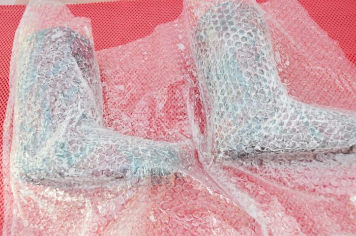 Cubre las hormas cubiertas de lana con plástico de burbujas, con el lado de las burbujas hacia abajo.