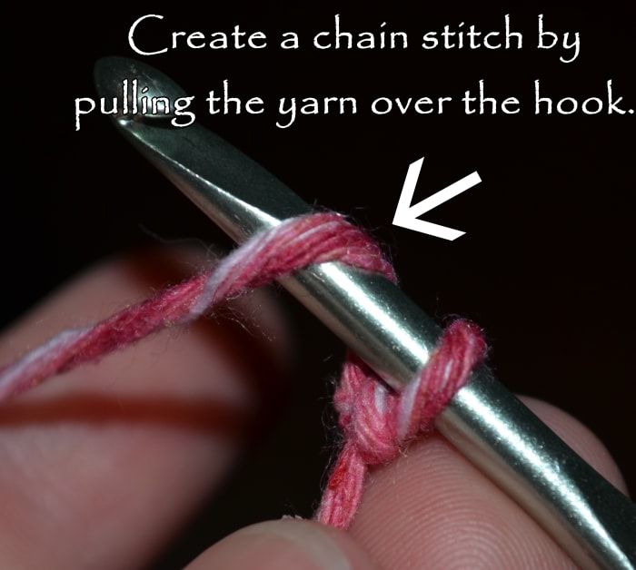 Crea una puntada de cadena tejiendo la hebra (tirando de la lana sobre el ganchillo).
