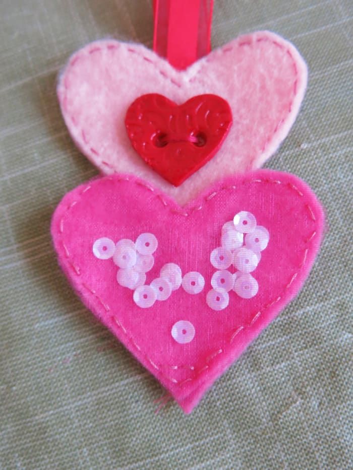 diy-valentines-day-heart-bookmark