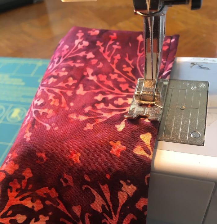 En mi máquina de coser puedo mover mi aguja para obtener una costura más pequeña; en algunas máquinas simplemente hay que mover la tela.