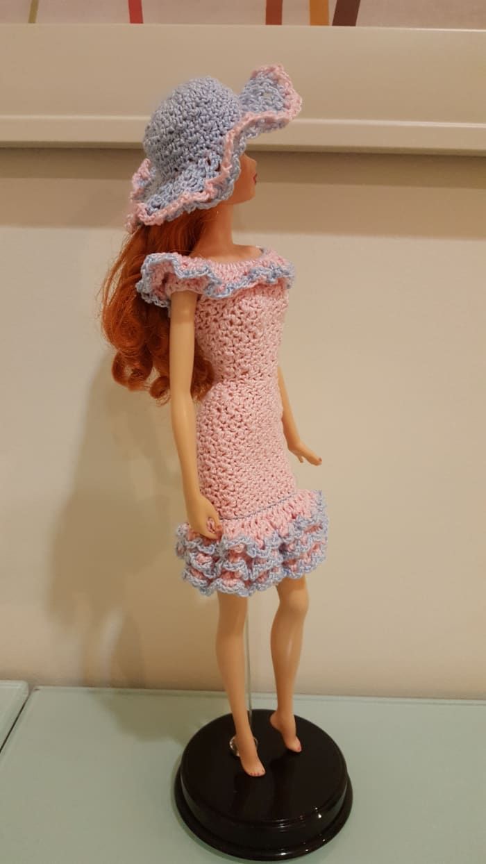Barbie Flounce Off-Shoulder Rüschenkleid mit Hut