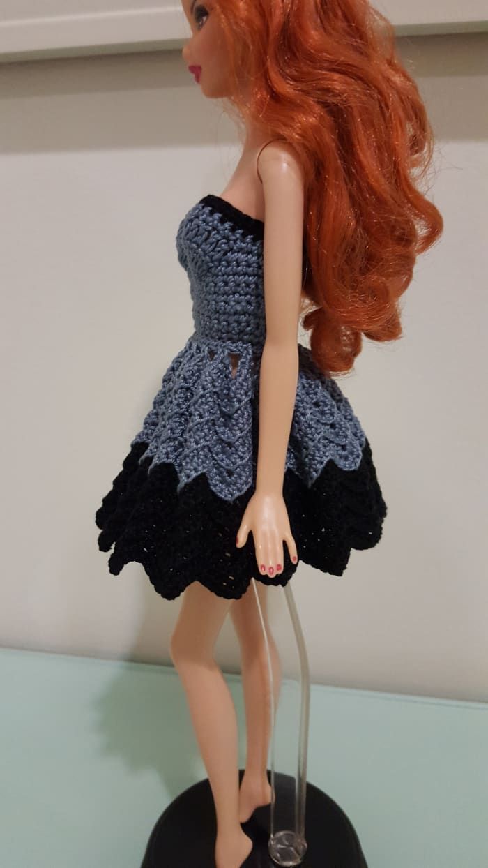 Vista lateral del vestido Barbie sin tirantes Chevron