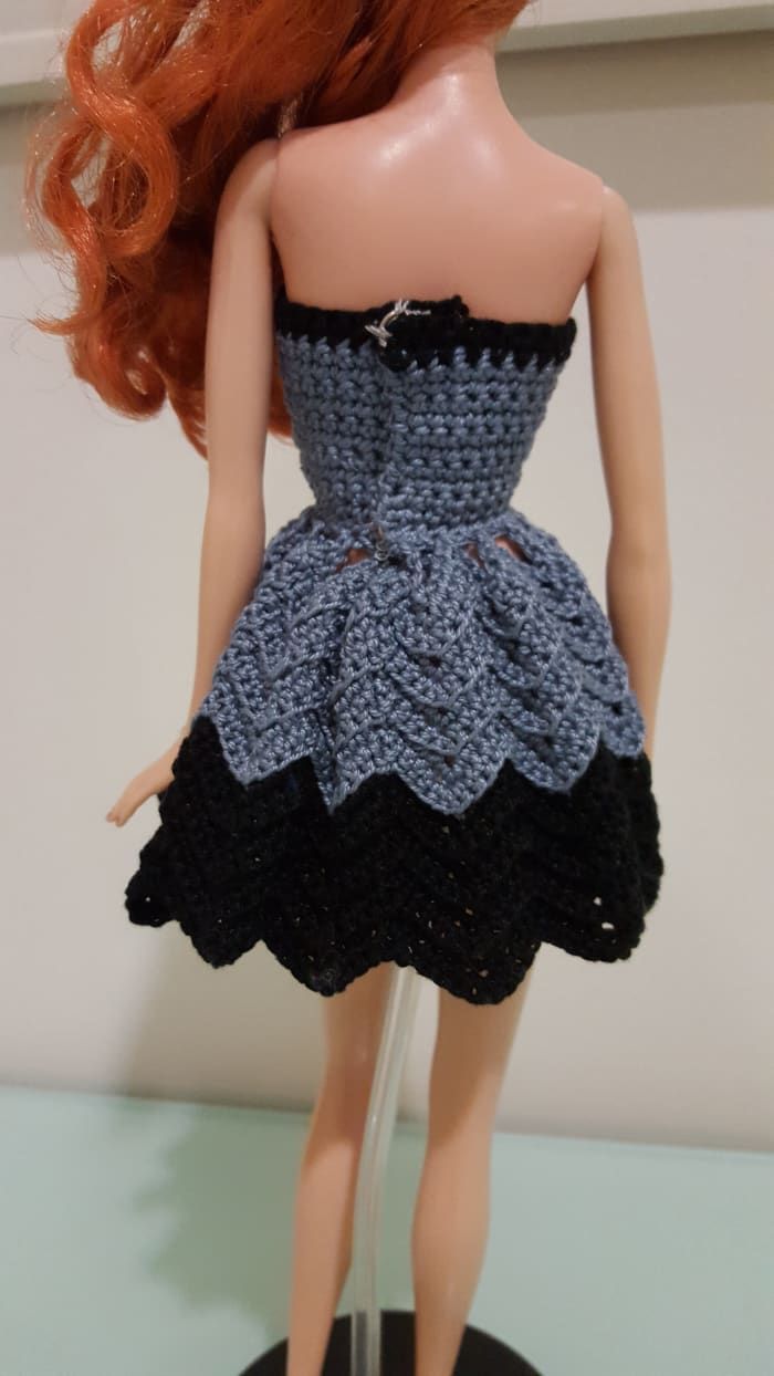 Vista posterior del vestido Barbie sin tirantes Chevron