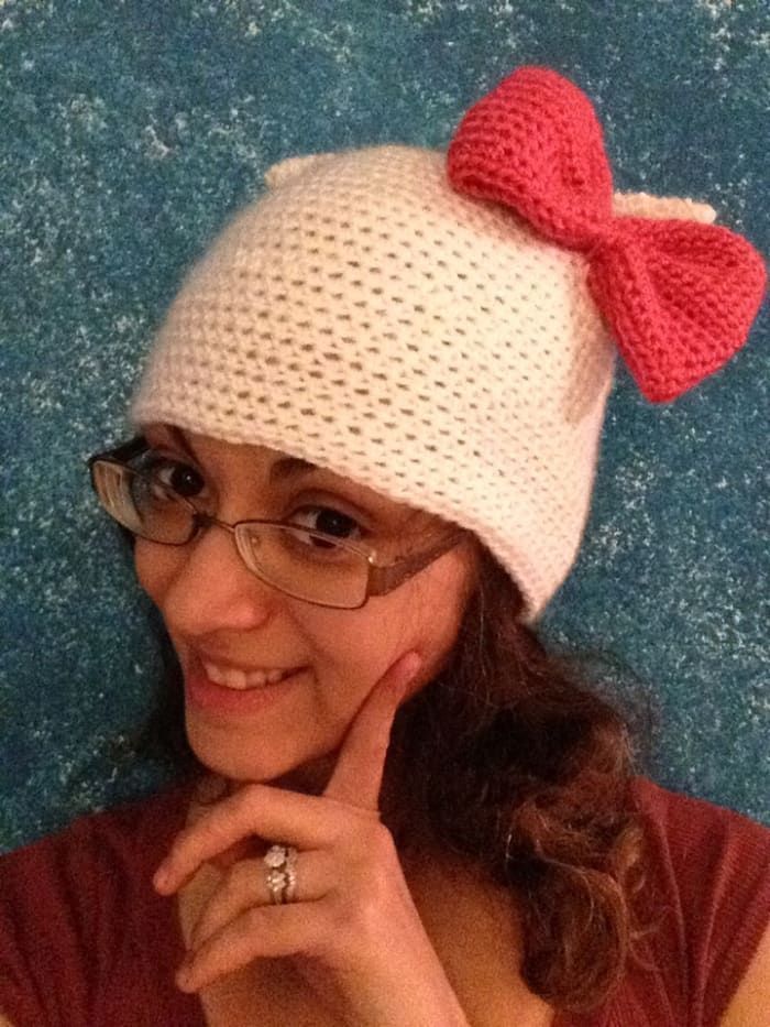 Плетена шапка Hello Kitty с плетене на една кука
