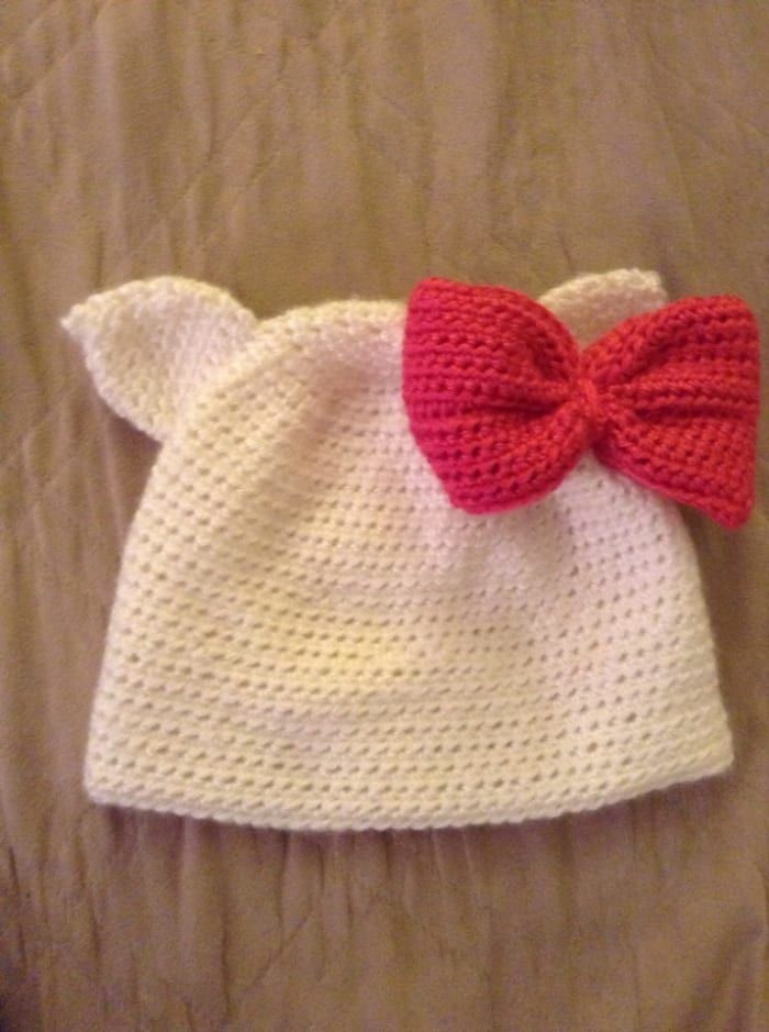 Тази шапка Hello Kitty е плетена на една кука, използвайки модела за едно ухо на котка.