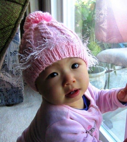 Gorro de bebé con cable rosa