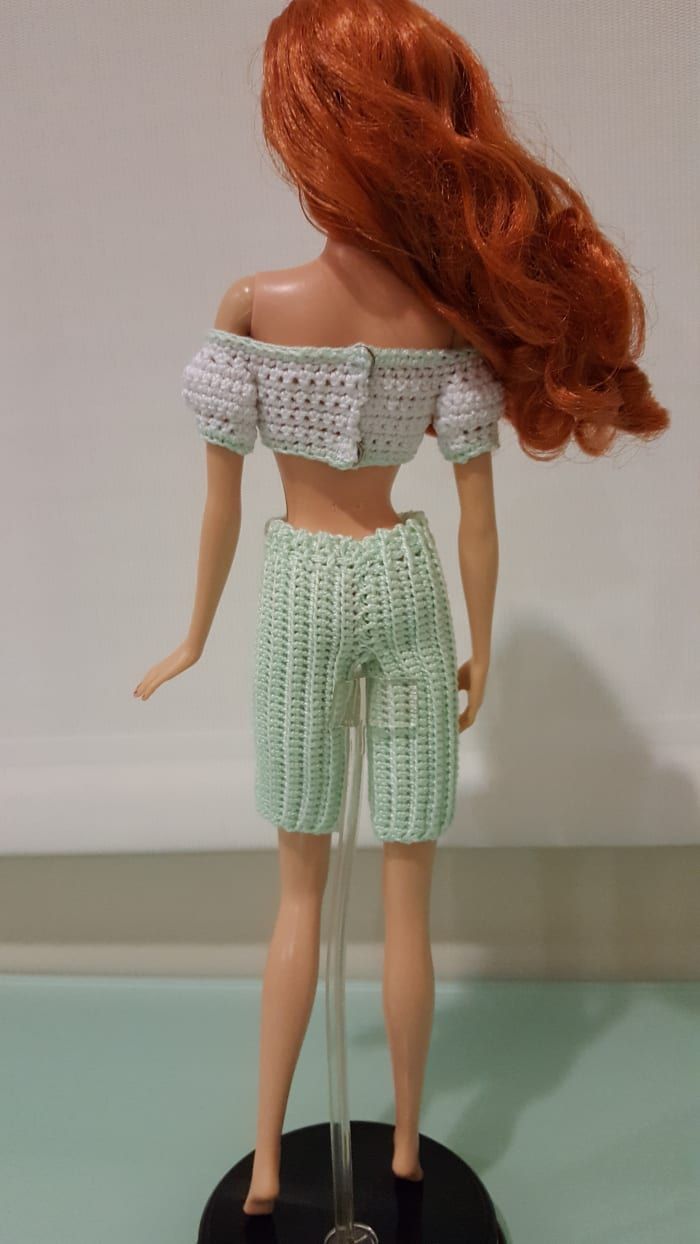Rückansicht von Barbie Bermuda Shorts und Cropped Top mit Puffy Sleeves