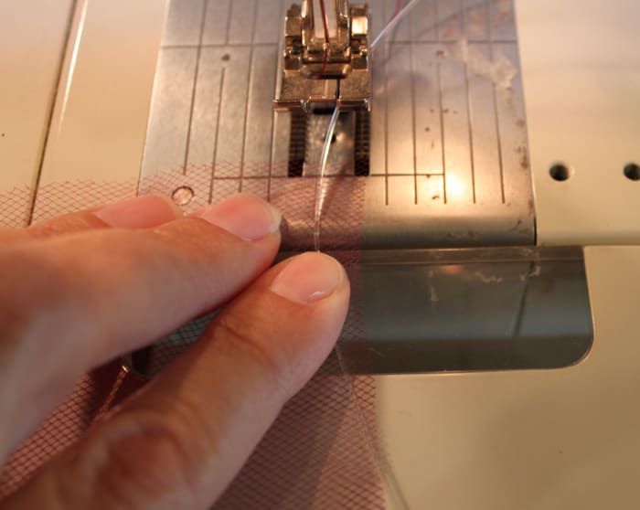 cómo-hacer-un-volante-de-tul-con-borde-de-lechuga-con-tu-máquina-de-coser