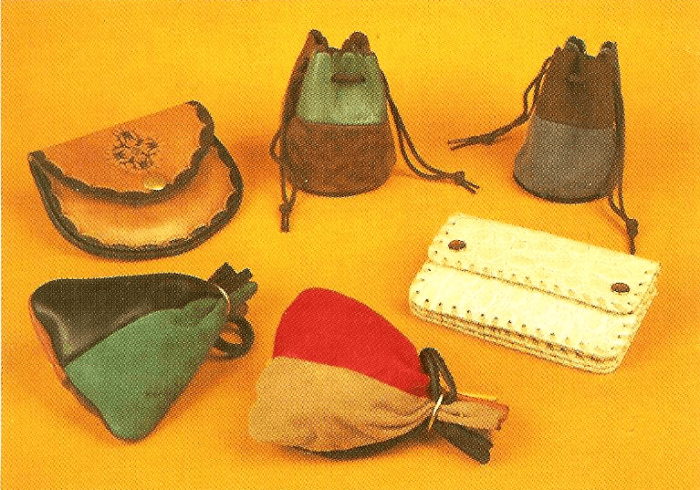 Geldbörsen aus Wildleder, Lederhandtasche und eine Brieftasche aus Kunstimitat