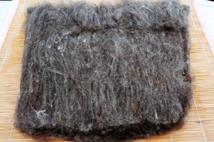 Decken Sie die 2. Seite mit der Jacobs-Wolle aus dem geteilten Batt oder einer Wolle mit der gleichen Dicke wie die erste ab.