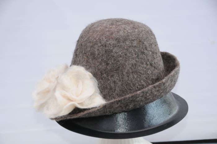 El sombrero completo secando en el moldeador de sombreros.
