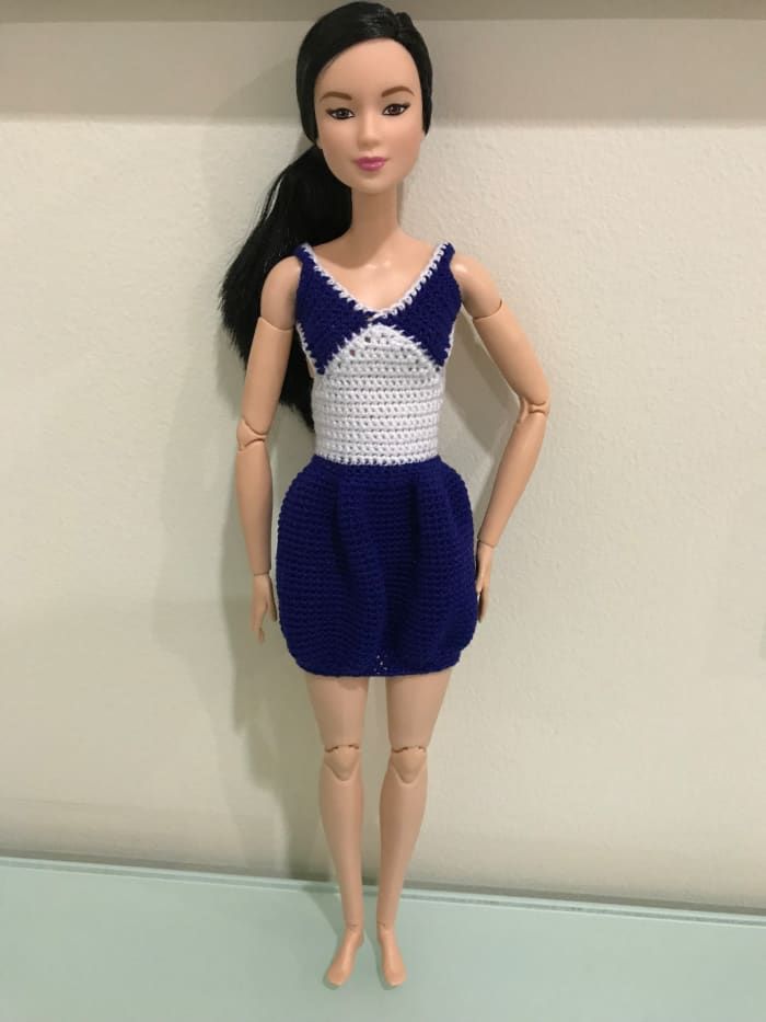Barbie-Bubble-Kleid mit V-Ausschnitt.