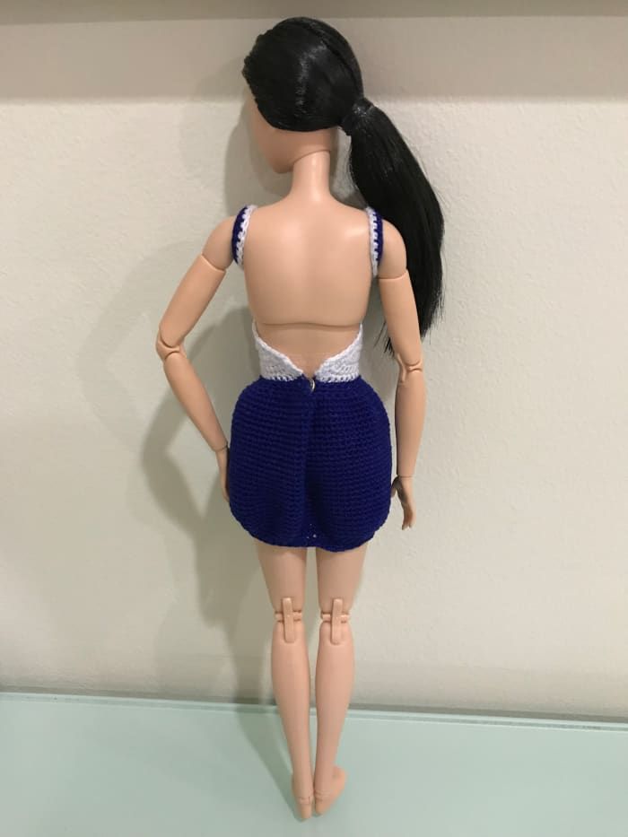 Rückansicht des Barbie-Blasenkleides mit V-Ausschnitt.