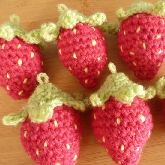 Mini Häkel Plüsch Erdbeeren bereit als Dekoration zu verwenden.