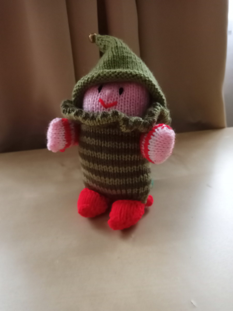 Poupée elfe tricotée (avec motif)