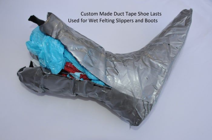 Cómo hacer hormas de zapatos con cinta adhesiva para botas o pantuflas de fieltro mojadas