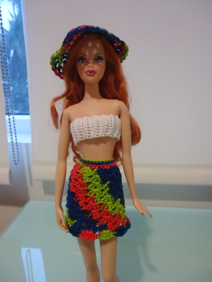 Esta imagen muestra a Barbie con mi gorro favorito para tejer. Desafortunadamente, este no es mi patrón, así que no puedo compartirlo.