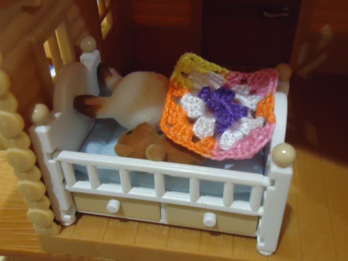 Baby Granny Square Blanket usado por la conejita junto con su osito de peluche.