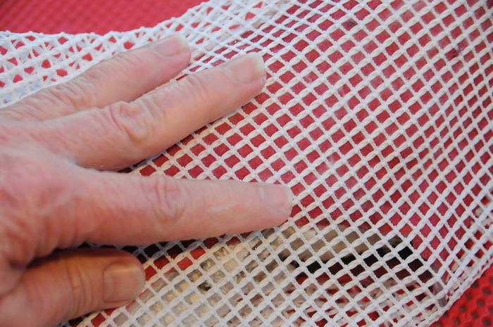 Verwenden Sie ein Stück Vorhangnetz, um die nassen Fasern abzudecken, und reiben Sie es vorsichtig ab, um die Fasern zu glätten.