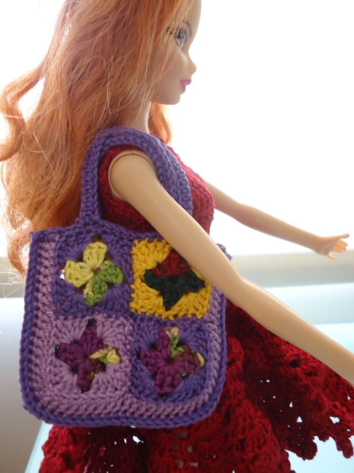 Barbie prête à faire du shopping avec son cabas très coloré.