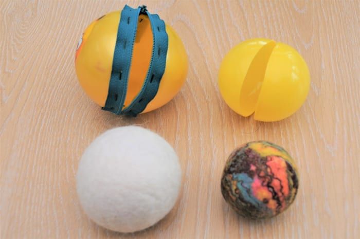Ein weißer Trocknerball und ein geschichteter Geodieball.