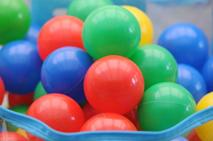 Plastic waterspeelballen die door kinderen worden gebruikt