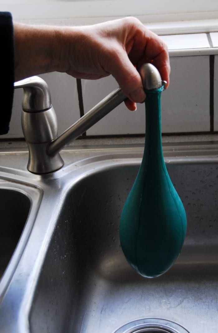 Fügen Sie ein wenig Wasser aus dem Küchenhahn hinzu, ungefähr viertel voll. Sprengen Sie es wie gewohnt.