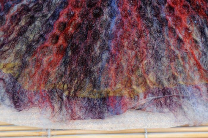 La capa de seda solo se puede ver a través de la fina capa de lana mecha.