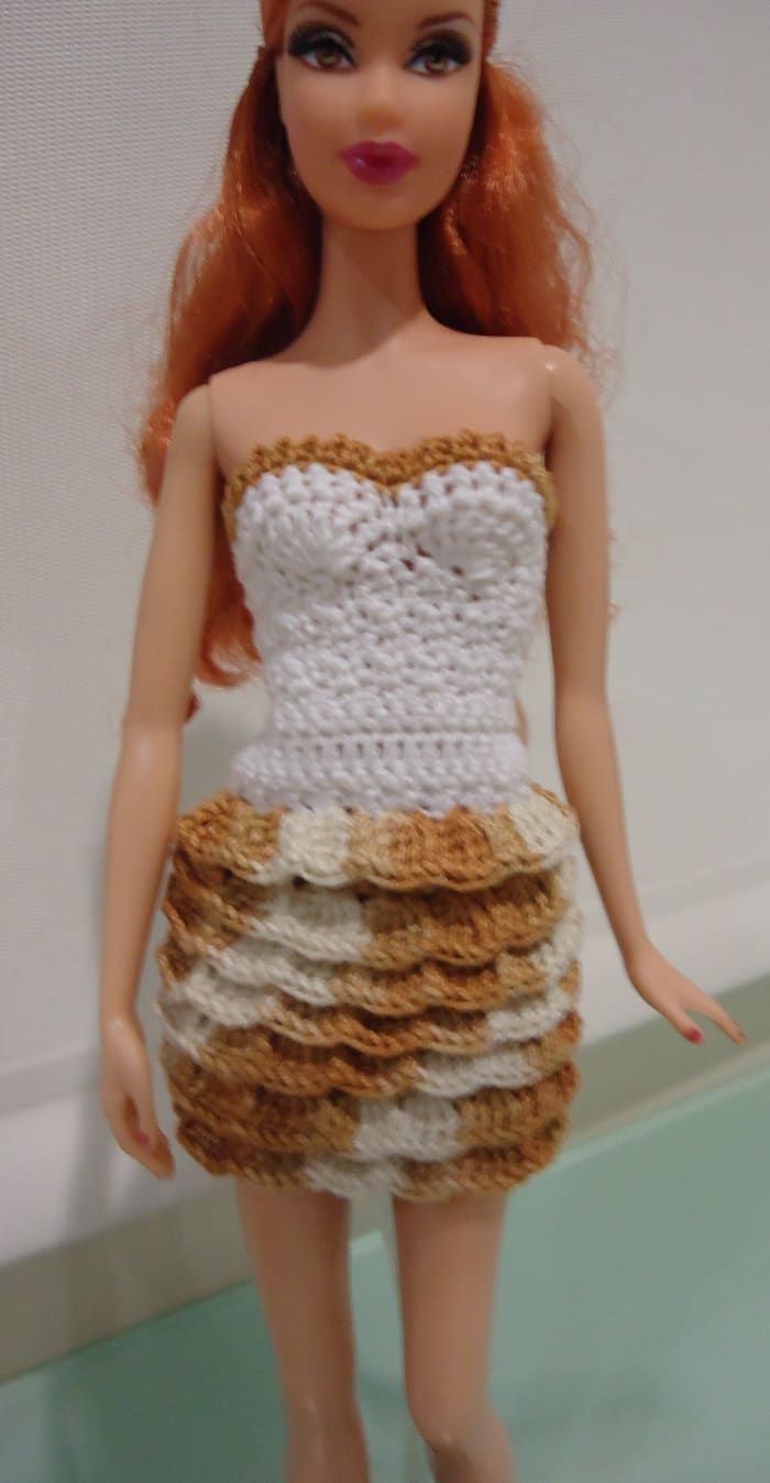 Това е поредното облекло, което направих за Барби. Моделът за това се намира в блога: Плетене на една кука за Барби.