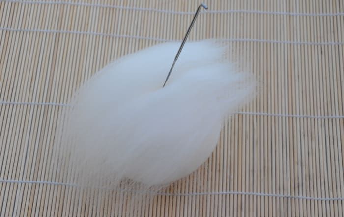 Colocación de la lana en un extremo del ovillo.