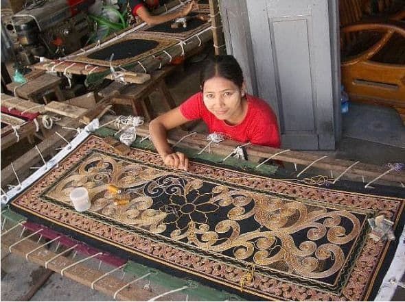 Kalagas-tapices-bordados-con-cuentas-birmanas