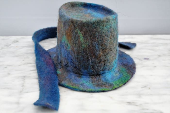 Der Hut mit dem überschüssigen Filz wurde zu einem Hutband.