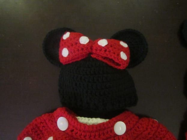 Kvačkasta kapa Minnie Mouse s kvačkanjem lokom