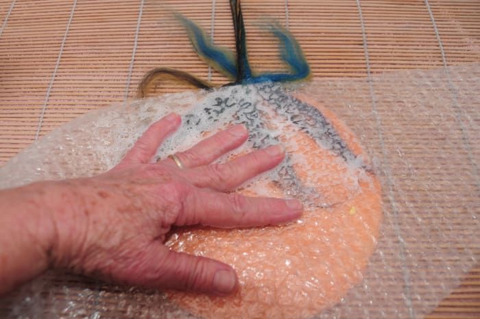 Mezclar las fibras sueltas para crear el tallo, cubrir y frotar bien.
