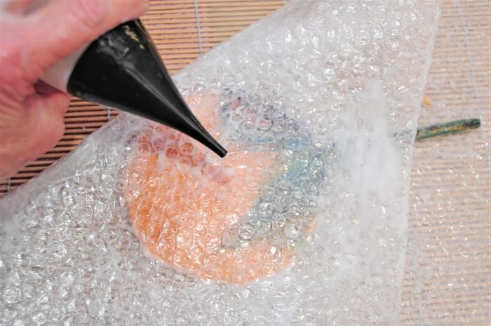 Mojar el plástico de burbujas