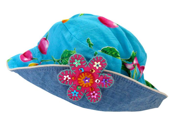 Dodaj filcowy kwiat lub dwa do czapki plażowej lub zimowej czapki, aby uzyskać odrobinę dekoracji.