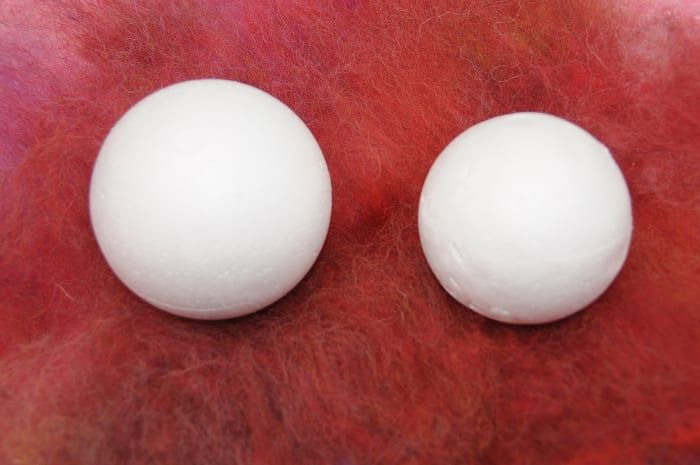 Dos bolas de poliestireno. Estas imágenes dan una idea de la cantidad de contracción que es probable que se produzca.