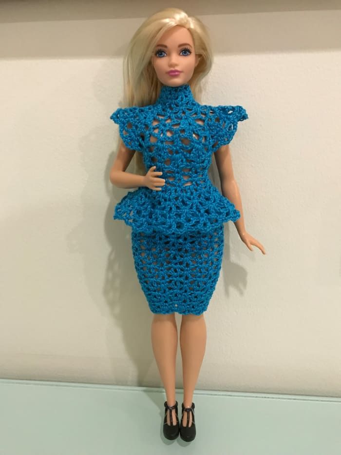 Falda y top con peplum de Barbie con curvas